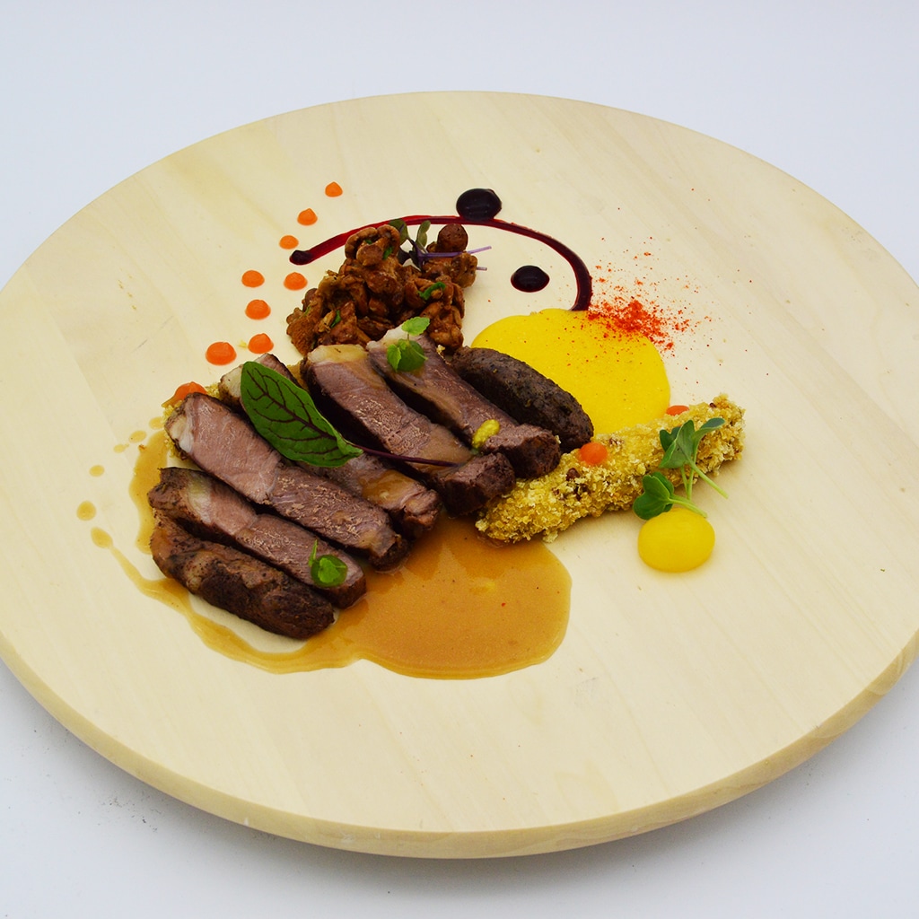 Pulpa de miel sous vide, galbiori si usturoi verde, orez rosu in crusta panko, sos gravy si crema de malai cu sofran Pulpa de miel sous vide, galbiori si usturoi verde, orez rosu in crusta panko, sos gravy si crema de malai cu sofran